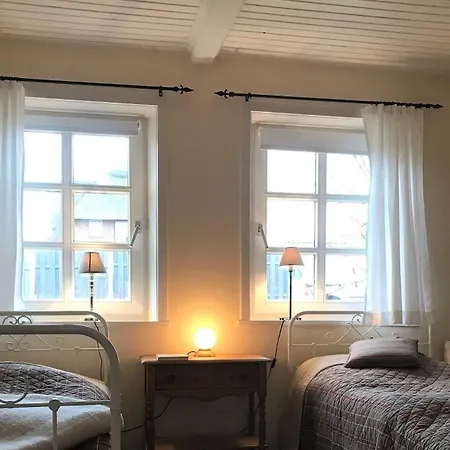 Midlum- Finnegan, Eg Apartment